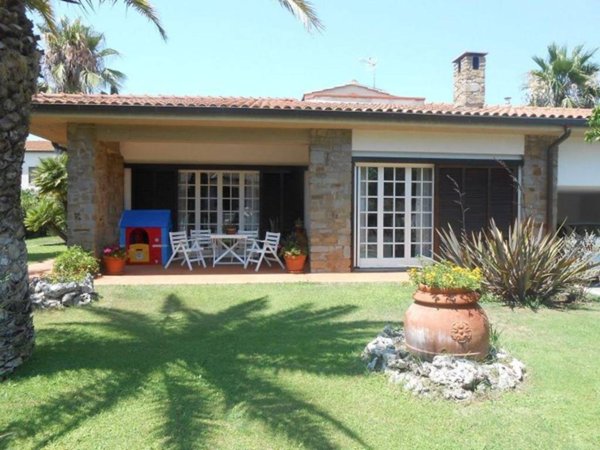 casa indipendente in vendita ad Orbetello in zona Giannella