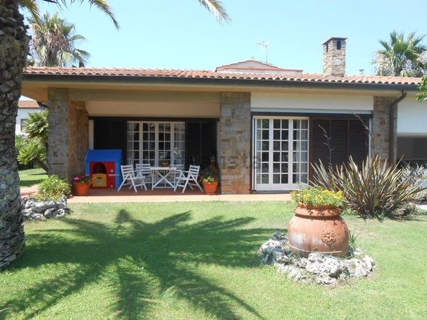 casa indipendente in vendita ad Orbetello in zona Albinia