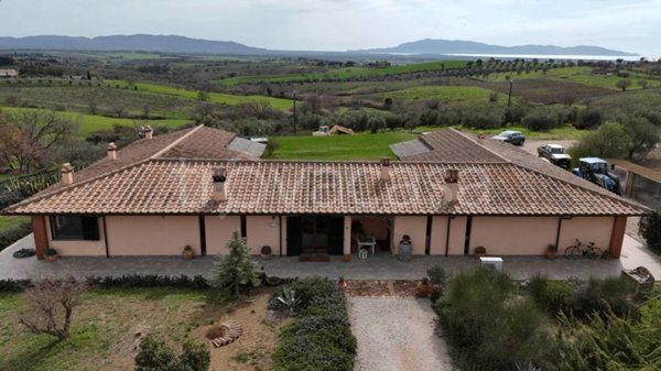 casa indipendente in vendita ad Orbetello in zona Talamone