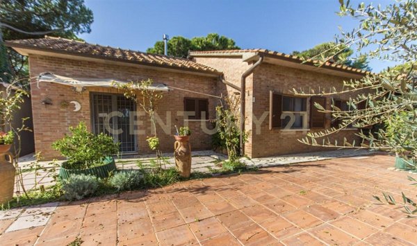 casa indipendente in vendita ad Orbetello in zona Giannella