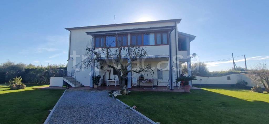 casa indipendente in vendita ad Orbetello in zona Albinia