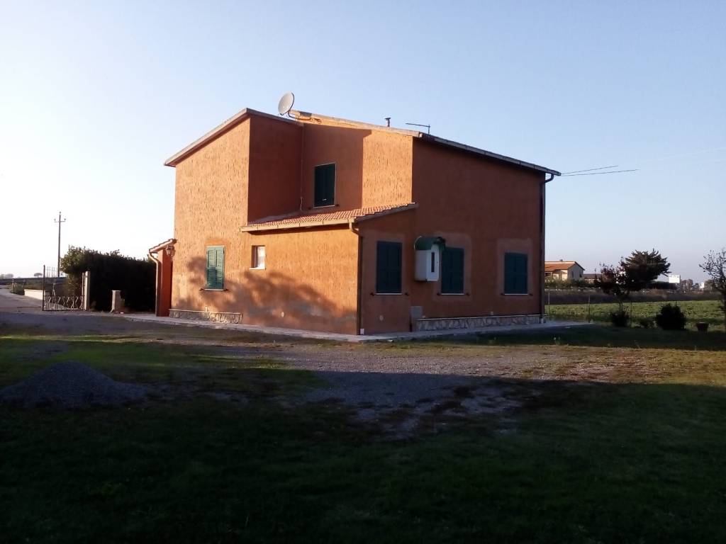 casa indipendente in vendita ad Orbetello in zona Albinia