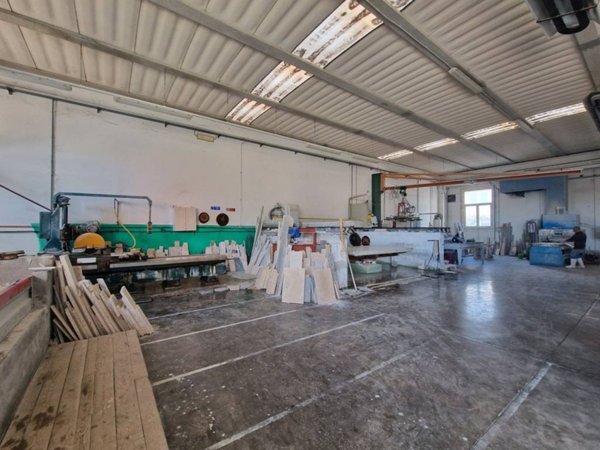 locale commerciale in vendita ad Orbetello in zona Albinia