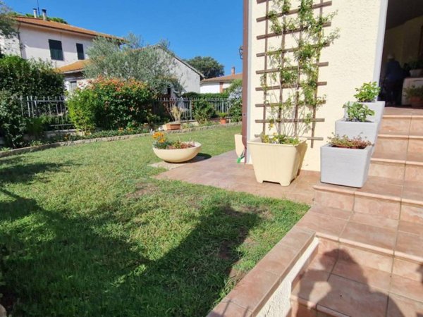 appartamento in vendita ad Orbetello in zona Albinia