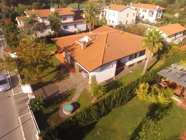 casa indipendente in vendita ad Orbetello in zona Albinia