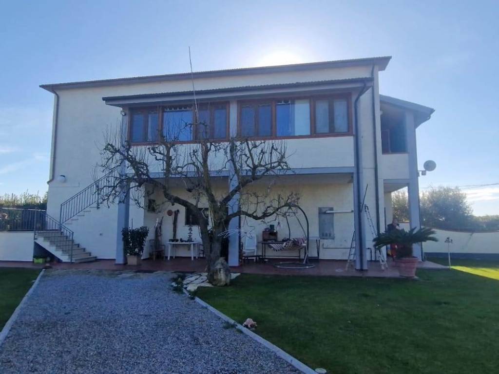 casa indipendente in vendita ad Orbetello in zona Albinia