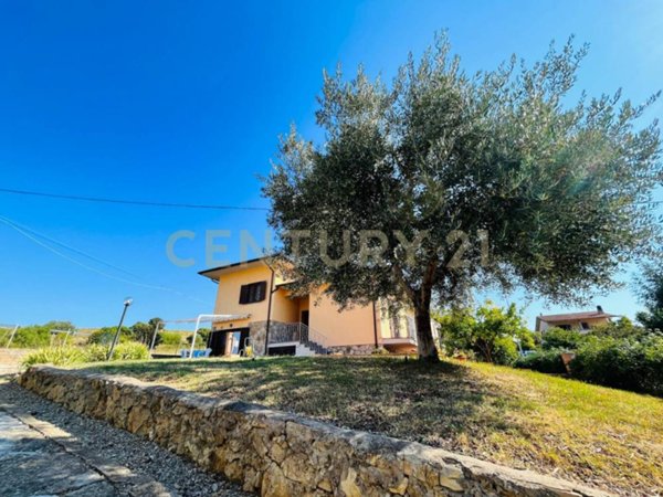 casa indipendente in vendita ad Orbetello in zona Talamone