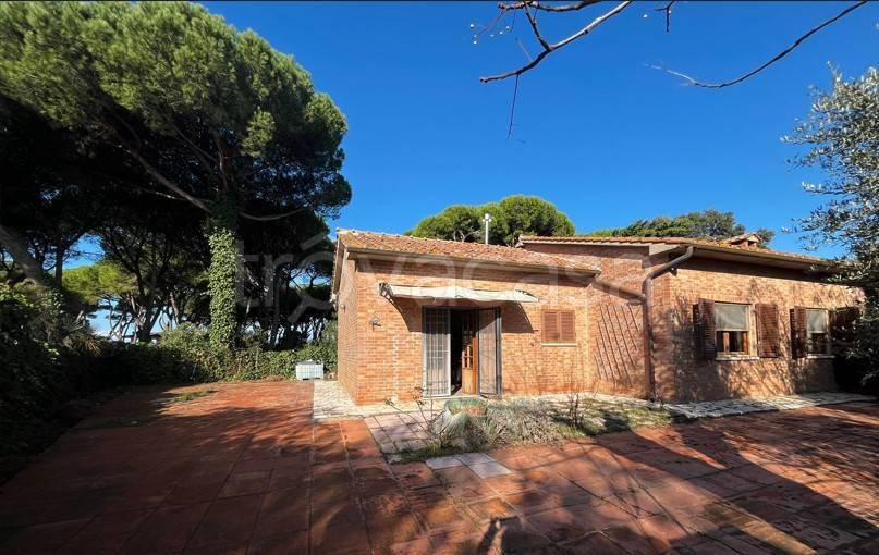 casa indipendente in vendita ad Orbetello in zona Giannella