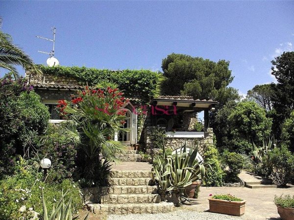 casa indipendente in vendita ad Orbetello in zona Ansedonia