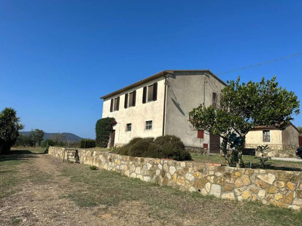casa indipendente in vendita ad Orbetello in zona Albinia