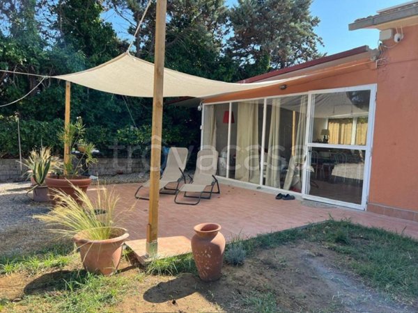 casa indipendente in vendita ad Orbetello in zona Albinia