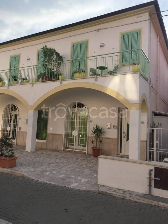 casa indipendente in vendita ad Orbetello in zona Albinia