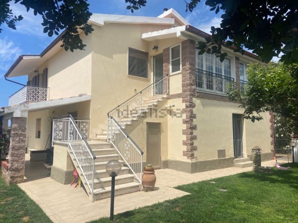 casa indipendente in vendita ad Orbetello in zona Albinia