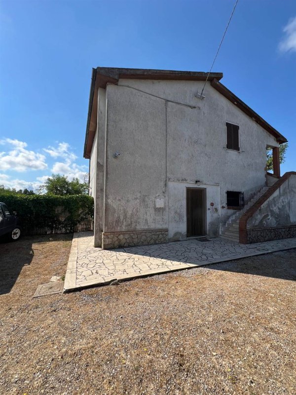 casa indipendente in vendita ad Orbetello in zona Albinia