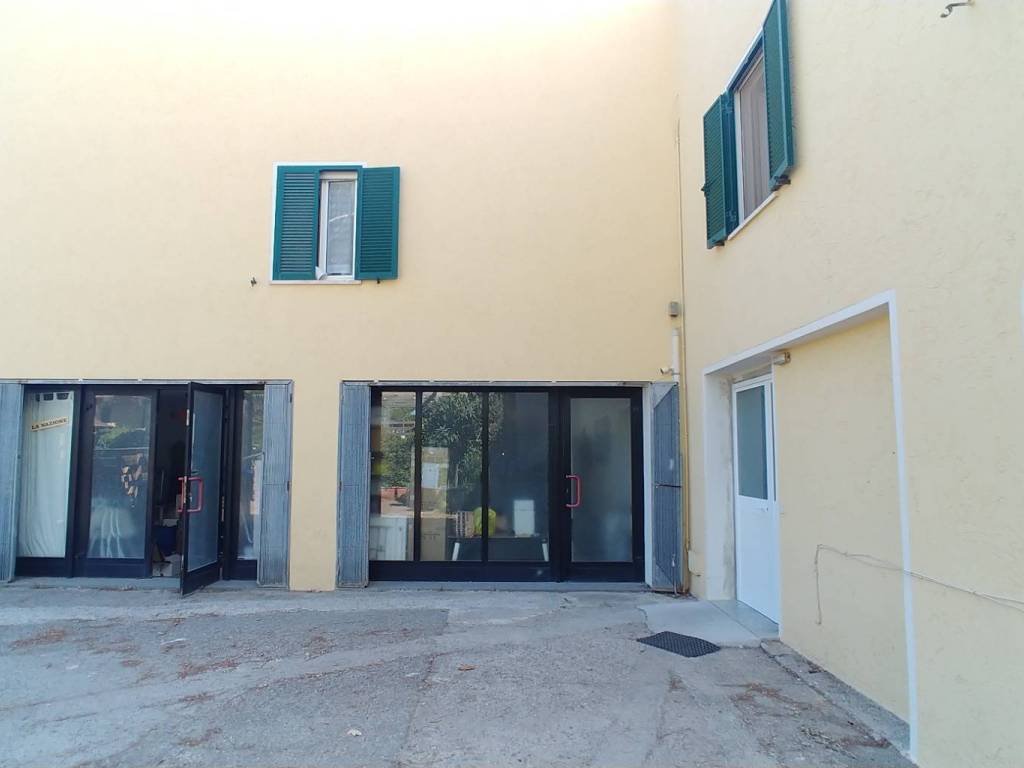negozio in vendita ad Orbetello in zona Giannella