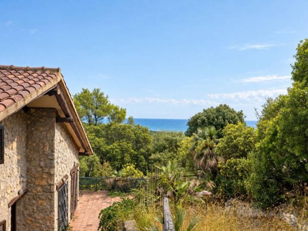 casa indipendente in vendita ad Orbetello in zona Ansedonia