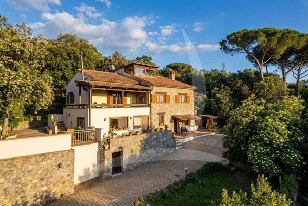 casa indipendente in vendita ad Orbetello in zona Ansedonia