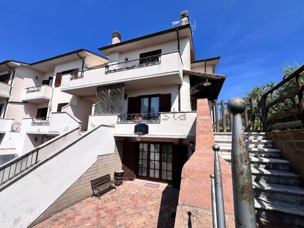 casa indipendente in vendita a Pitigliano