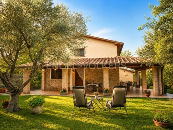 casa indipendente in vendita a Pitigliano in zona Il Casone