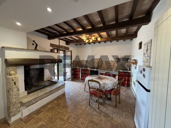 casa indipendente in vendita a Pitigliano in zona Il Casone