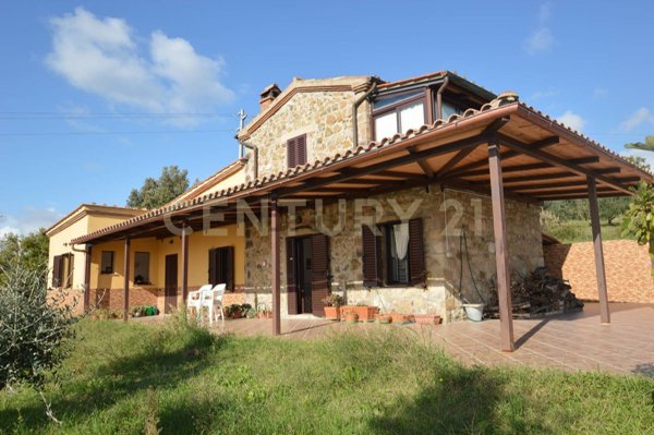 pentavano in vendita a Roccastrada in zona Roccatederighi