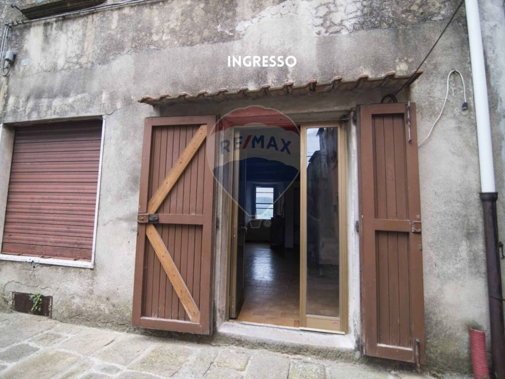 negozio in vendita a Roccastrada in zona Sassofortino