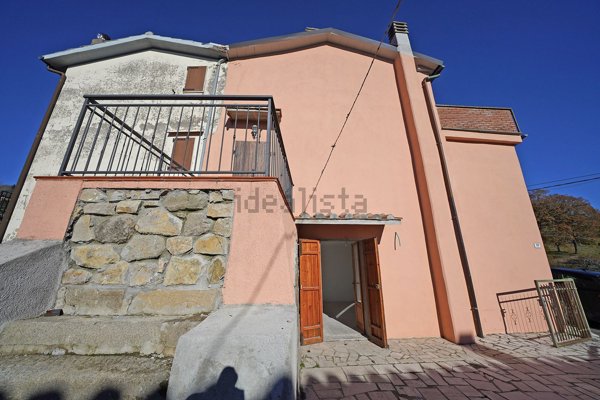 casa indipendente in vendita a Santa Fiora in zona Marroneto