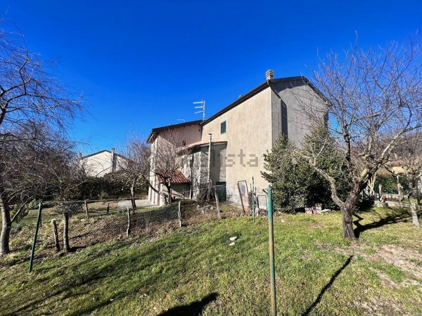 casa indipendente in vendita a Santa Fiora in zona Bagnolo
