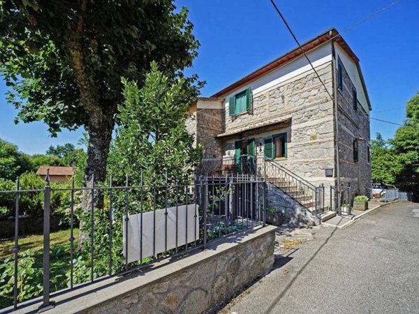casa indipendente in vendita a Santa Fiora in zona Bagnolo
