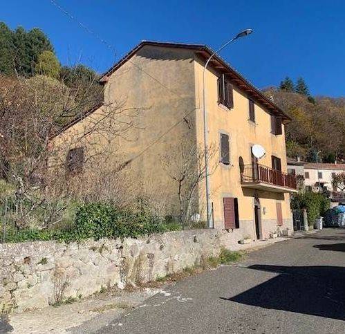 casa indipendente in vendita a Santa Fiora in zona Marroneto