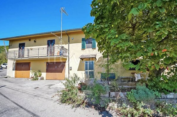 casa indipendente in vendita a Santa Fiora in zona Marroneto