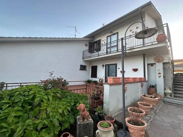 appartamento in vendita a Santa Fiora in zona Marroneto