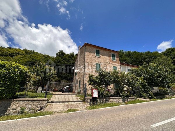 appartamento in vendita a Santa Fiora in zona Marroneto