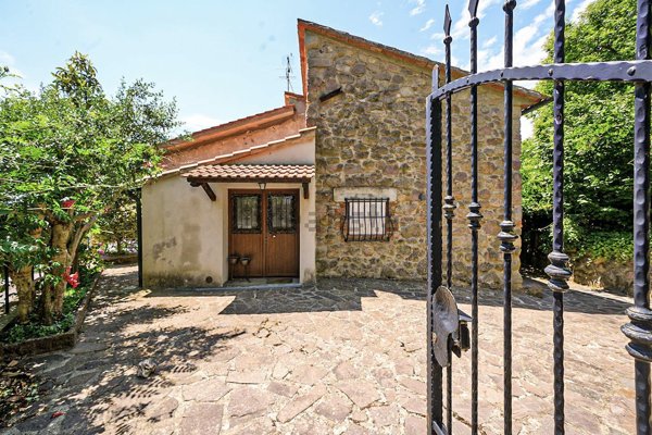 casa indipendente in vendita a Santa Fiora in zona Bagnolo