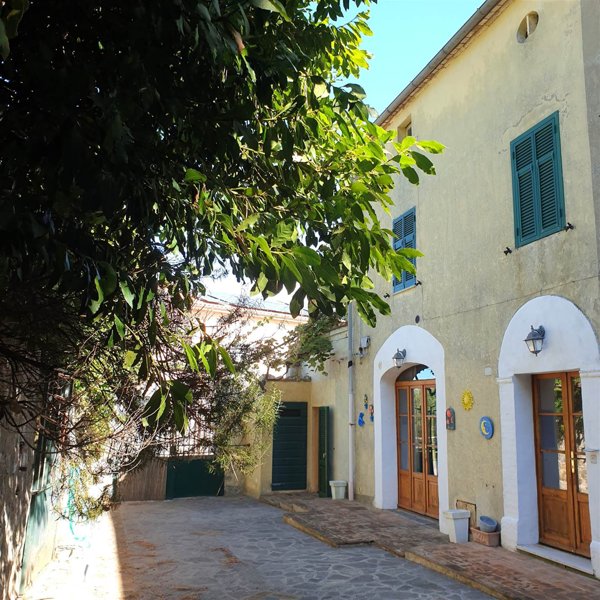 casa indipendente in vendita a Scansano in zona Murci