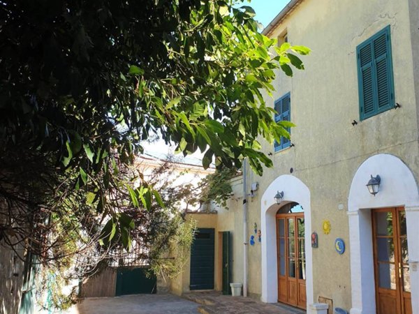 casa indipendente in vendita a Scansano in zona Murci