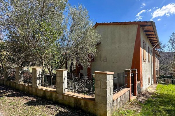 casa indipendente in vendita a Seggiano