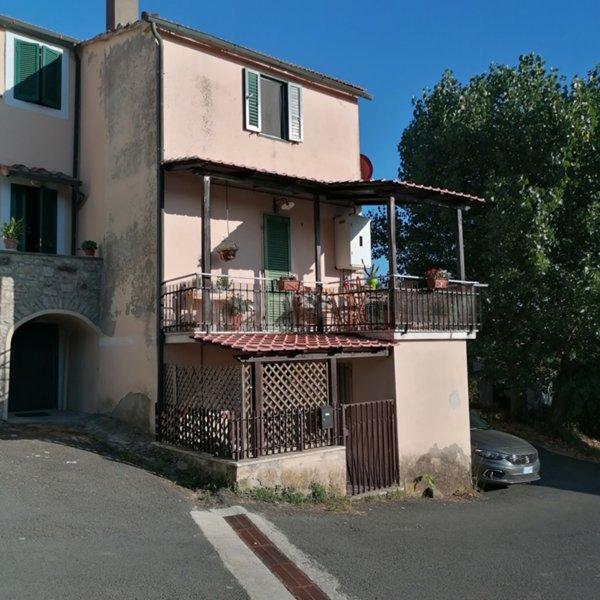 casa indipendente in vendita a Sorano