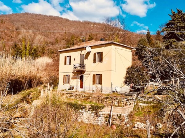 casa indipendente in vendita a Sorano