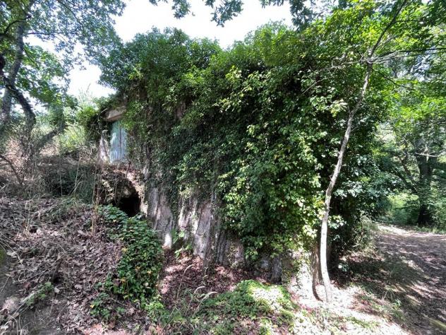locale di sgombero in vendita a Sorano in zona San Giovanni delle Contee