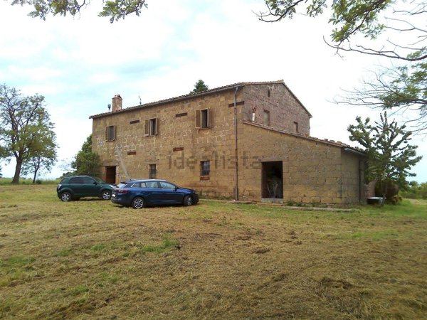 casa indipendente in vendita a Sorano