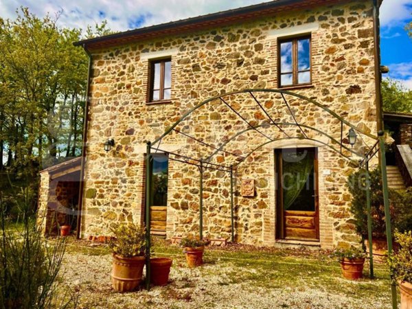 casa indipendente in vendita a Sorano