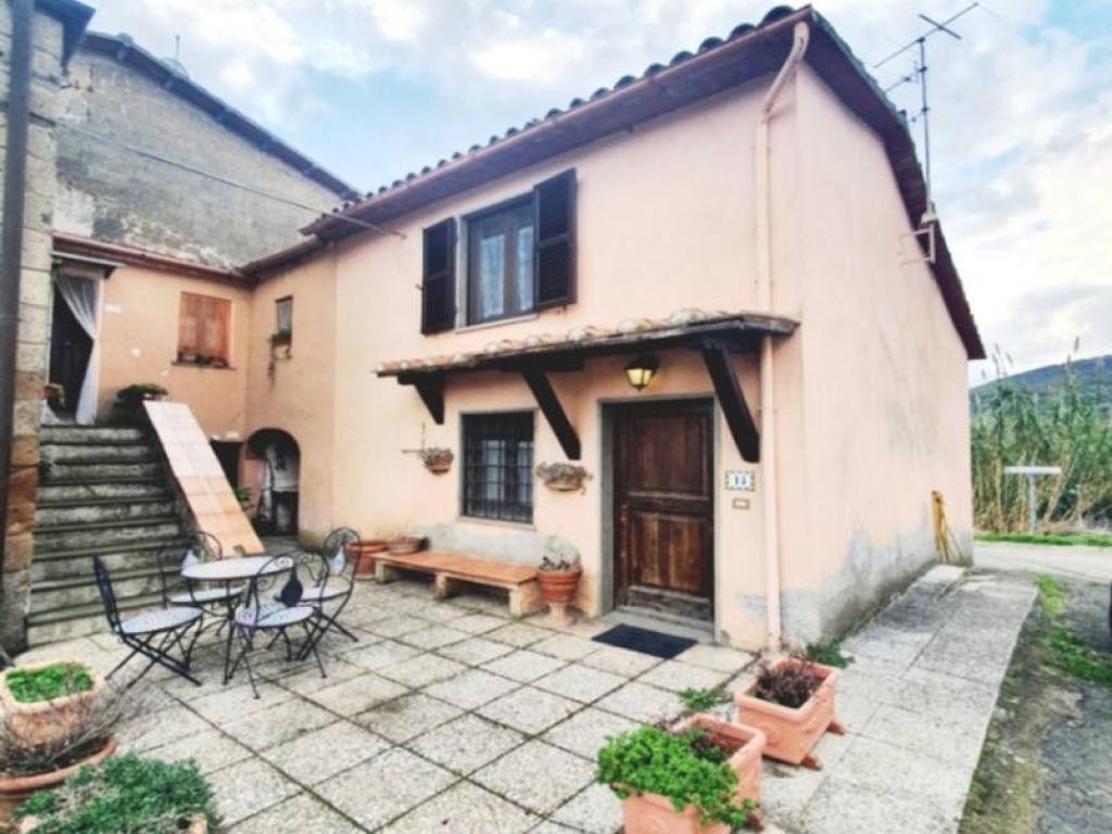 casa indipendente in vendita a Sorano in zona San Valentino