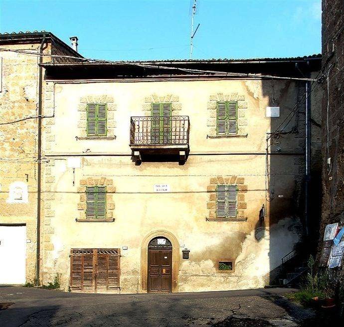 intera palazzina in vendita a Sorano in zona Montorio