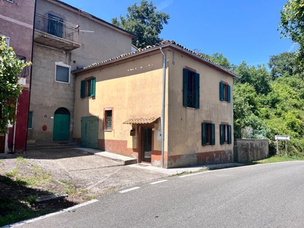 casa indipendente in vendita a Sorano in zona San Valentino