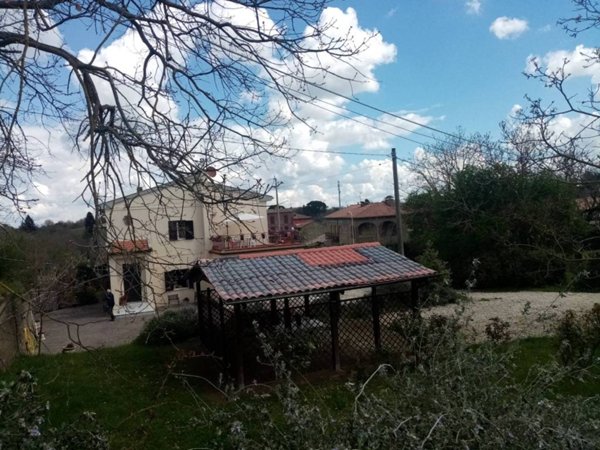 casa indipendente in vendita a Sorano