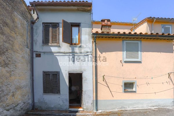 esavano in vendita a Sorano