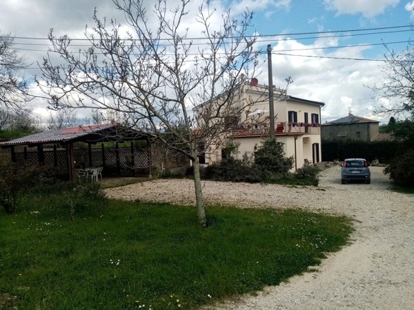 casa indipendente in vendita a Sorano