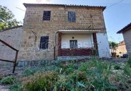 casa indipendente in vendita a Sorano