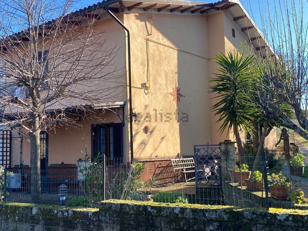casa indipendente in vendita a Sorano